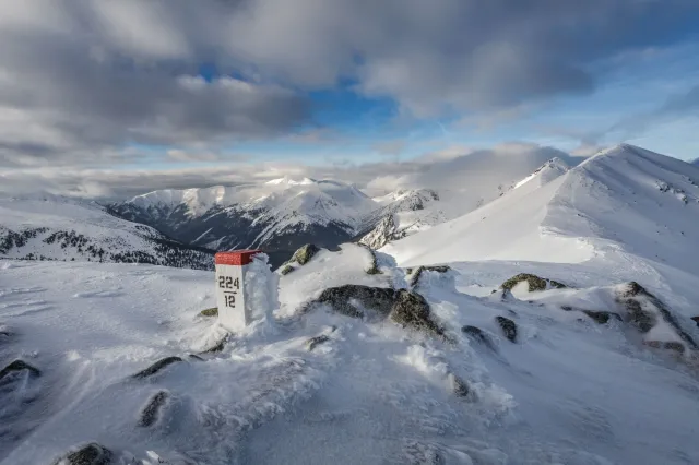 Turysta porwany przez lawinę w Tatrach