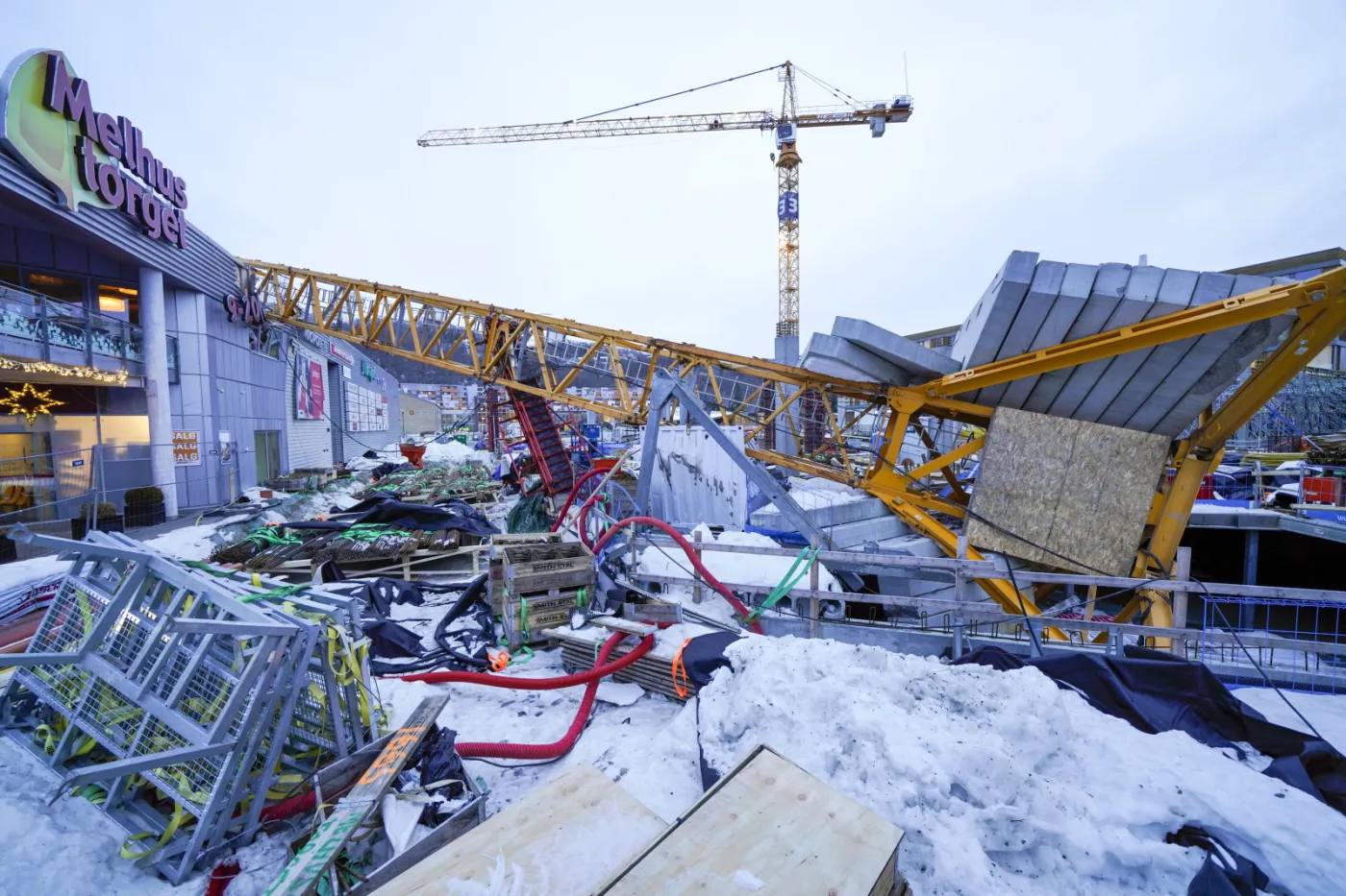 Katastrofa pod Trondheim. 60-metrowy dźwig runął na centrum handlowe