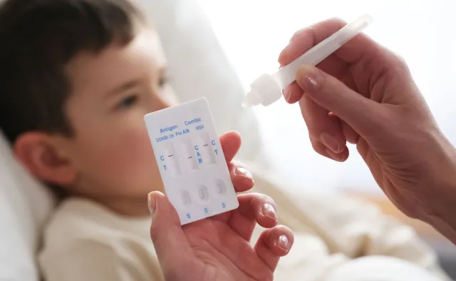 Test combo. Jak działa test na grypę, koronawirusa i RSV? Jak odróżnić te wirusy?