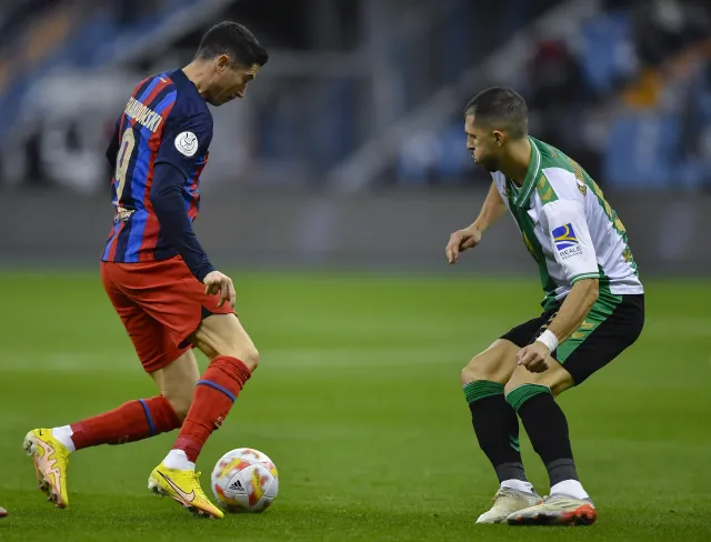 Lewandowski strzelił gola i nie zmarnował karnego. Barcelona w finale [WIDEO]