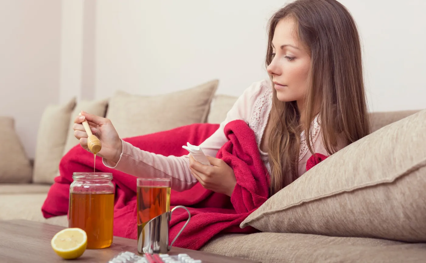 Infekcja koronawirusem przypomina przeziębienie. OBJAWY i jak reagować?