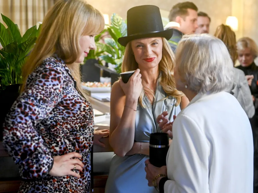 Najgłębsza z możliwych głębi: Sylwia Gliwa zaszalała z dekoltem na jubileuszu "Na Wspólnej" [FOTO]