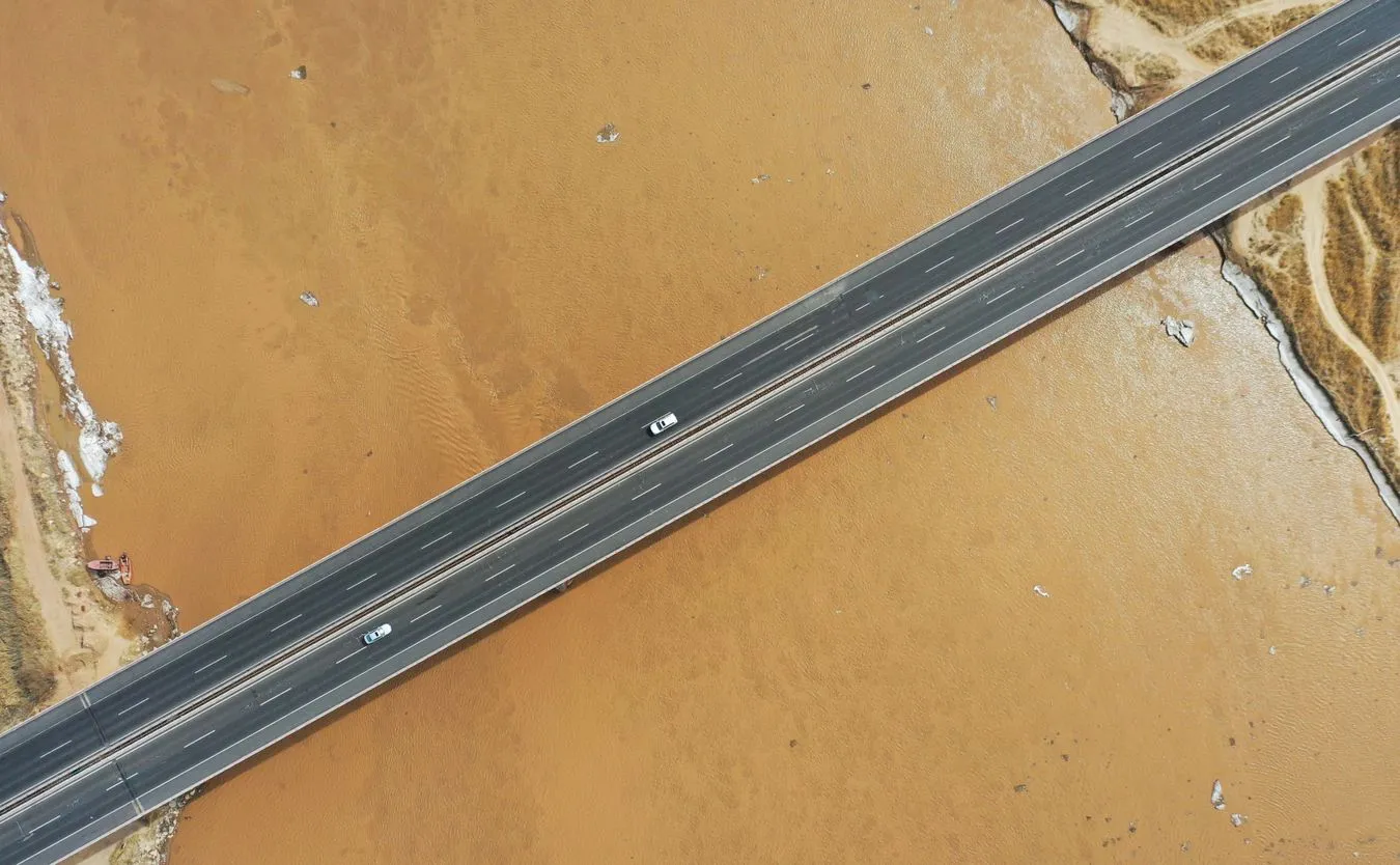 Ten widok zapiera dech w piersiach! Niesamowity kolor rzeki w Chinach [GALERIA]