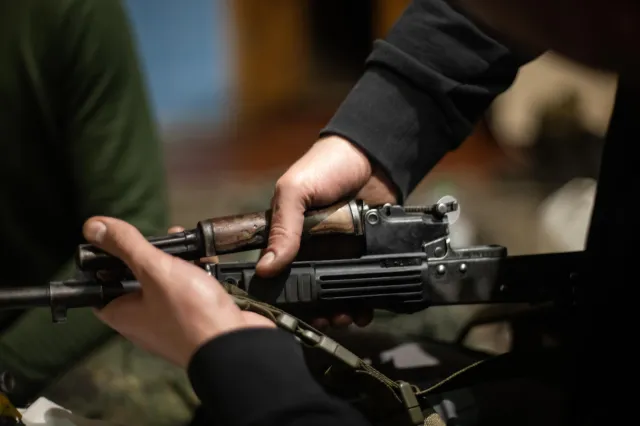 Ukraiński żołnierz zestrzelił rosyjskiego drona z AK-74! "Latał i latał, wściekłem się..."