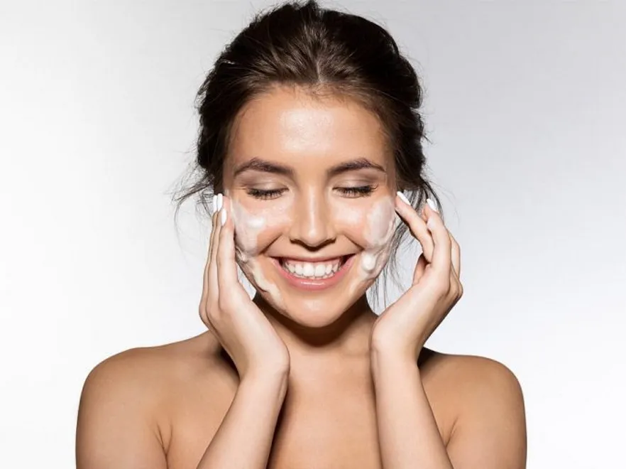 Tchnij nowe życie w swoją skórę! Wielka moc prawidłowego oczyszczania cery