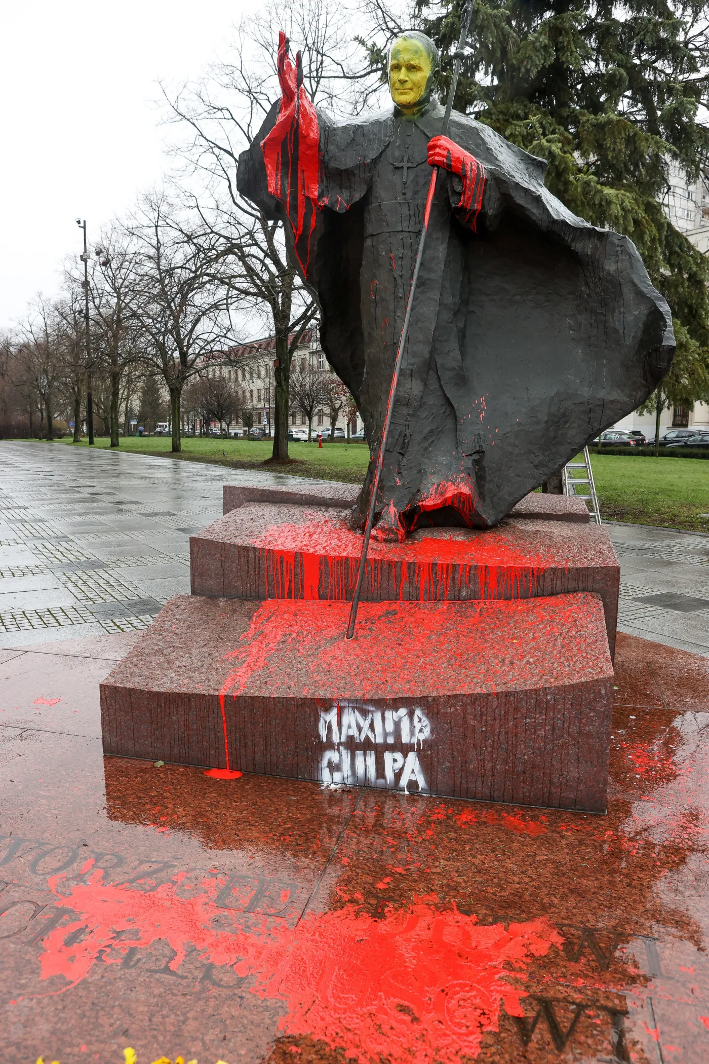 Podejrzany o dewastację pomnika Jana Pawła II usłyszał zarzuty