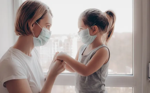 Ekspert: Perspektywa szczepień na COVID-19 nie zwalnia od rygorów sanitarnych