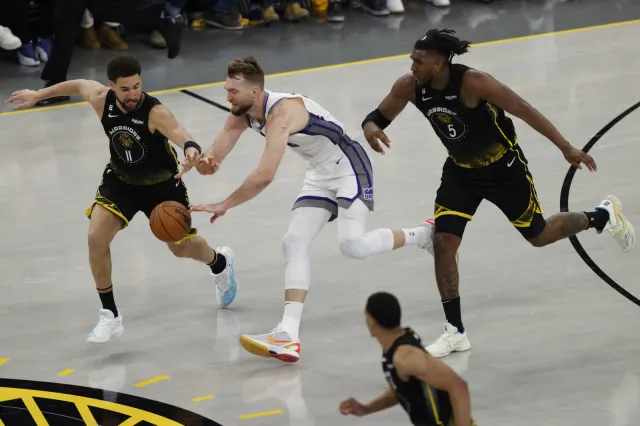 Pierwsza wygrana mistrzów w play off ligi NBA, "Szóstki" blisko awansu