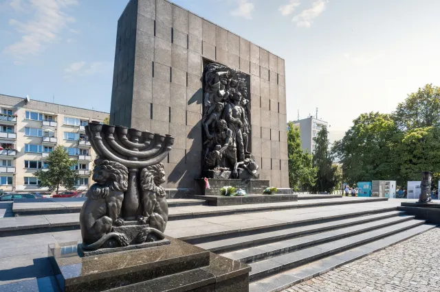 Żaryn uderza w "nową szkołę badań nad Holokaustem": Budowa tez antypolskich i antykatolickich