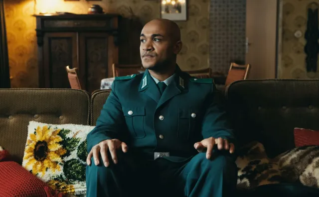 "Sam z Saksonii". Niezwykła historia pierwszego czarnego policjanta w NRD [#DobryCynk]