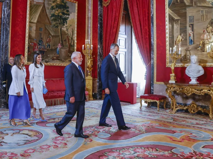 Niby podobnie, a jednak przepaść! Królowa Letycja zdeklasowała stylizacyjnie prezydentową Brazylii [FOTO]