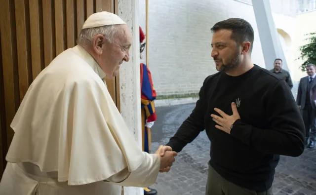 Historyczne spotkanie. Zełenski przekazał papieżowi szczególny prezent