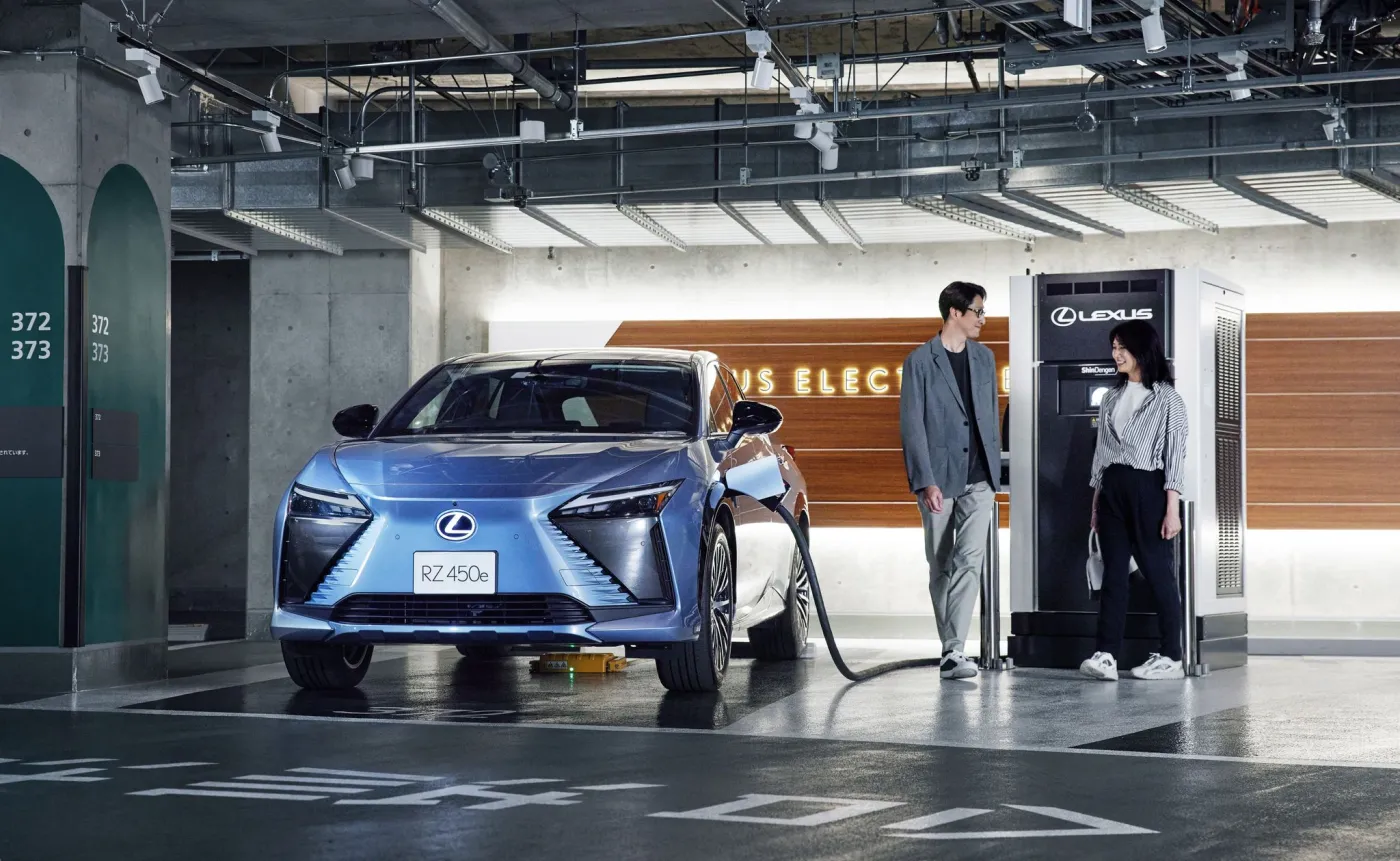 Lexus buduje własną sieć stacji szybkiego ładowania samochodów elektrycznych