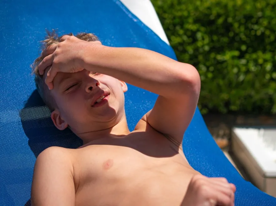 Dziecko na słońcu przegrzewa się szybciej niż dorosły. Na TO trzeba zwrócić uwagę!