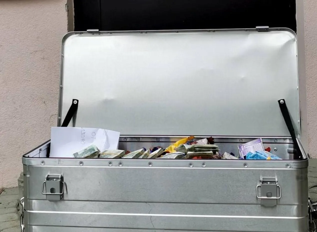 "Proszę się nie bać, to darowizna". Dyrektorka zdecydowała, co z zawartością...