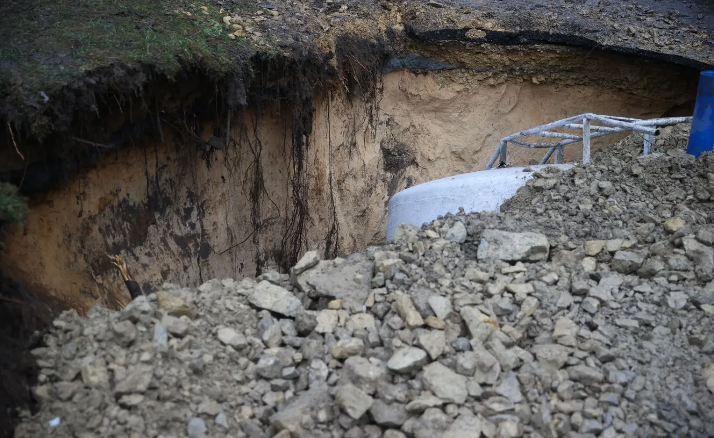 W Trzebini znów zapadła się ziemia. Lej ma ok. 7 m głębokości