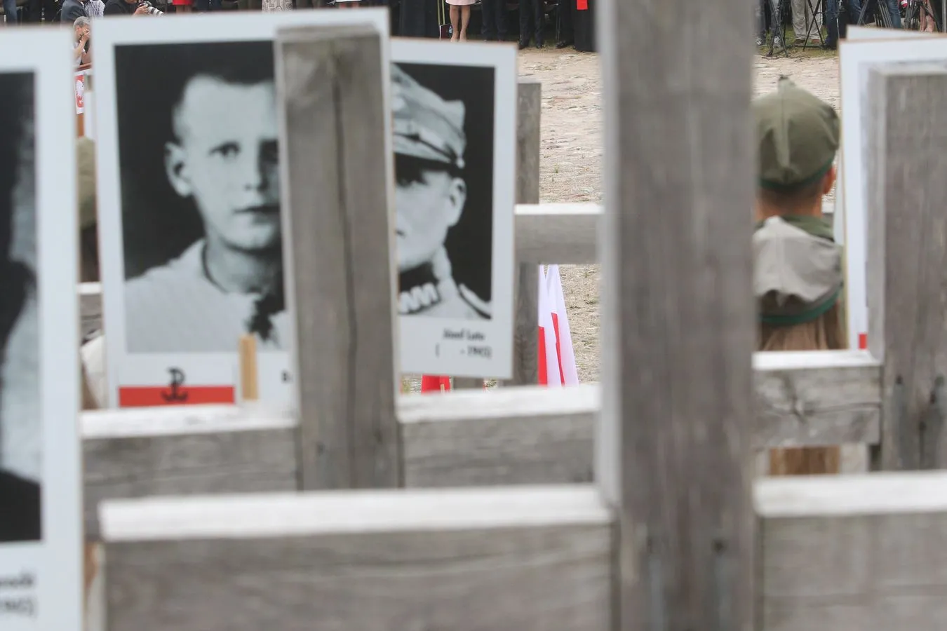 Zbezczeszczono wieńce pod pomnikiem ofiar obławy augustowskiej. Nadleśnictwo oskarża wójta