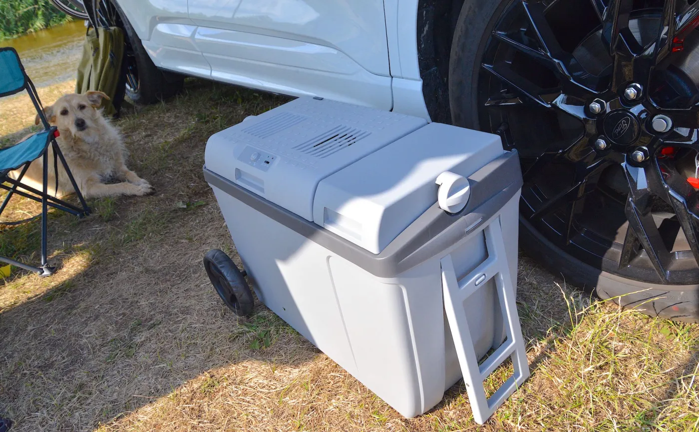 ford-kuga-z-namiotem-thule-approach-37872748.jpg