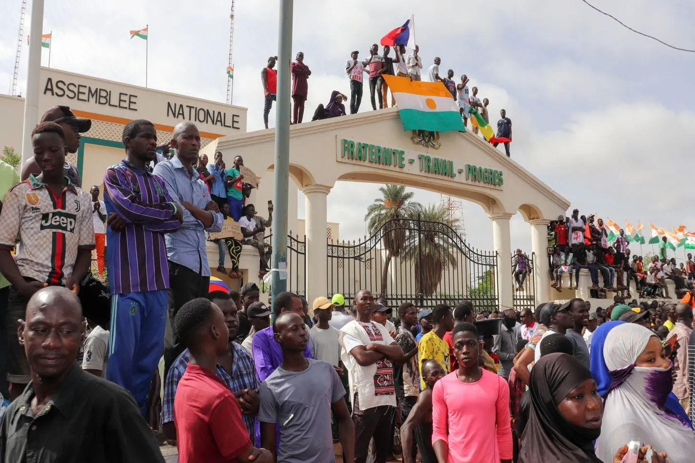 Protestujący wywieszają flagę Nigru