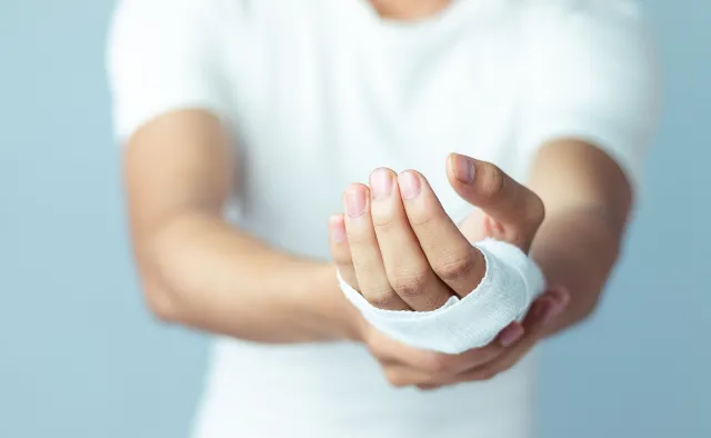 Wietrzenie i suszenie – wciąż tkwią w nas stare nawyki przy odkażaniu ran