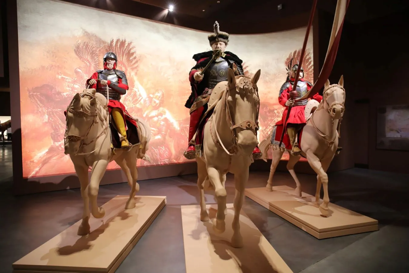 zbroje-husarskie-na-wystawie-stalej-w-nowej-siedzibie-muzeum-wojska-polskiego-37889942.jpg