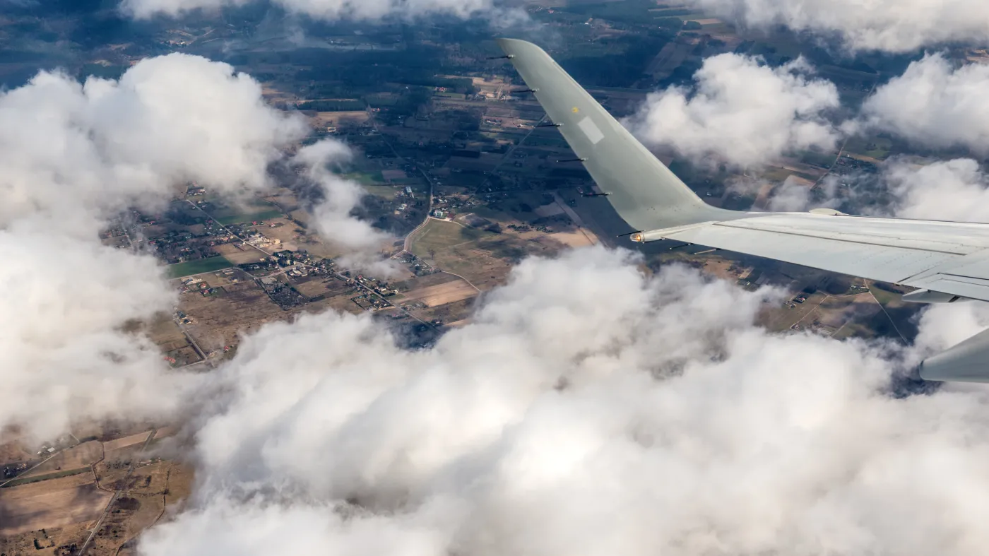 Samolot transport skrzydło lot samolotem chmury