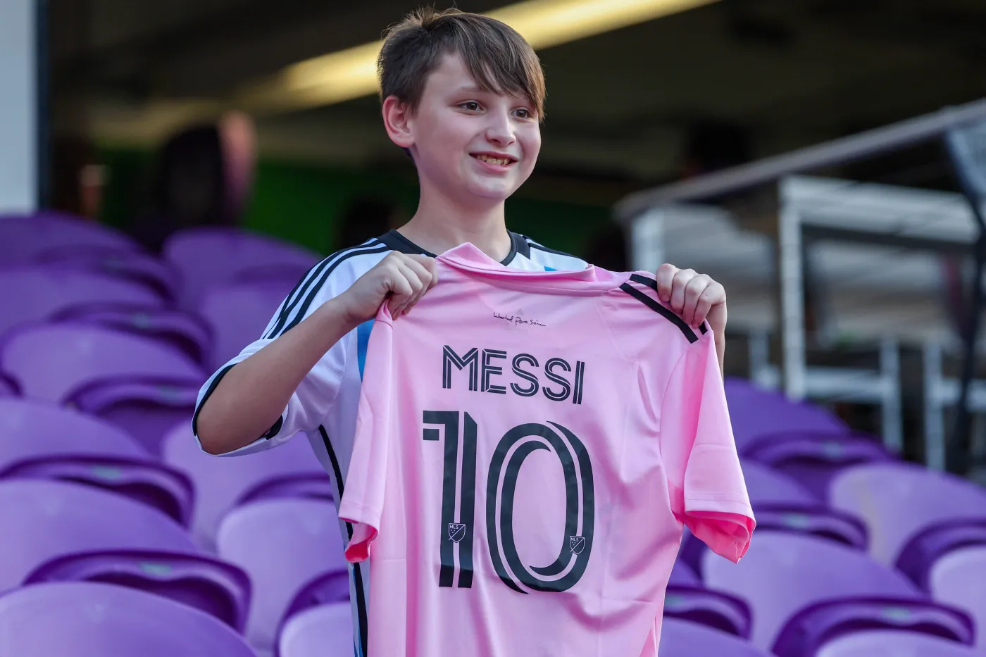 Chłopiec z koszulką Lionela Messiego