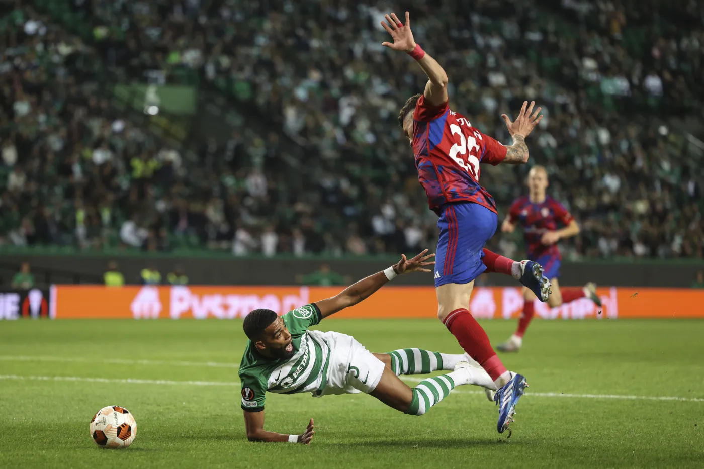 Liga Europy. VAR w roli głównej. Dwa karne, czerwona kartka i porażka Rakowa [WIDEO]