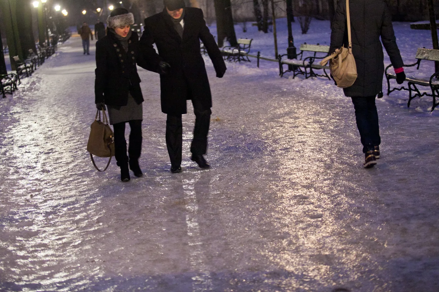 Prognoza pogody: wiatr, śnieg, oblodzenie i jesienne burze