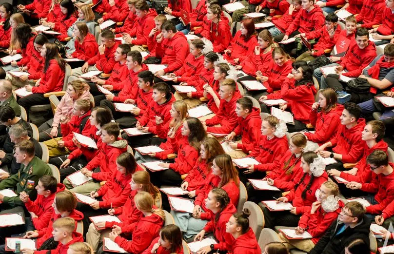 Wszyscy na czerwono. W Rosji ruszył ogólnokrajowy konkurs, są pytania o Buczę. A w nagrodę...