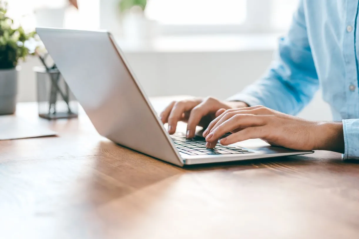 laptop-komputer-dlonie-rece-pisanie--37975341.jpg
