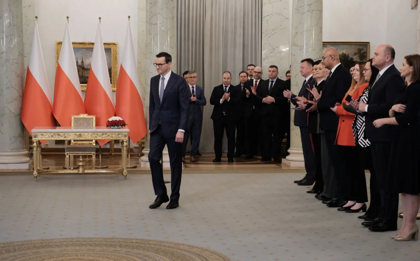 Dwutygodniowi ministrowie hojnie nagradzali urzędników