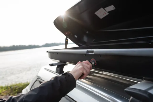 Boks dachowy - jaki wybrać, jak pakować i o czym MUSISZ pamiętać