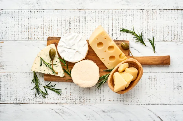 Idealne na sylwestrową przystawkę. Podpowiadamy, jak skomponować deskę serów