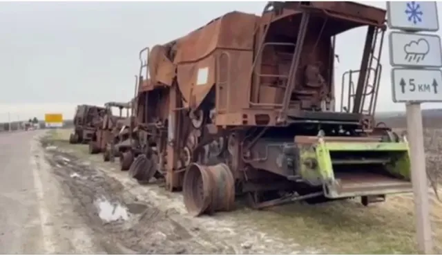 Ukraińscy rolnicy przywieźli ostrzelany sprzęt na granicę. "Walczymy o zbiory kosztem życia"