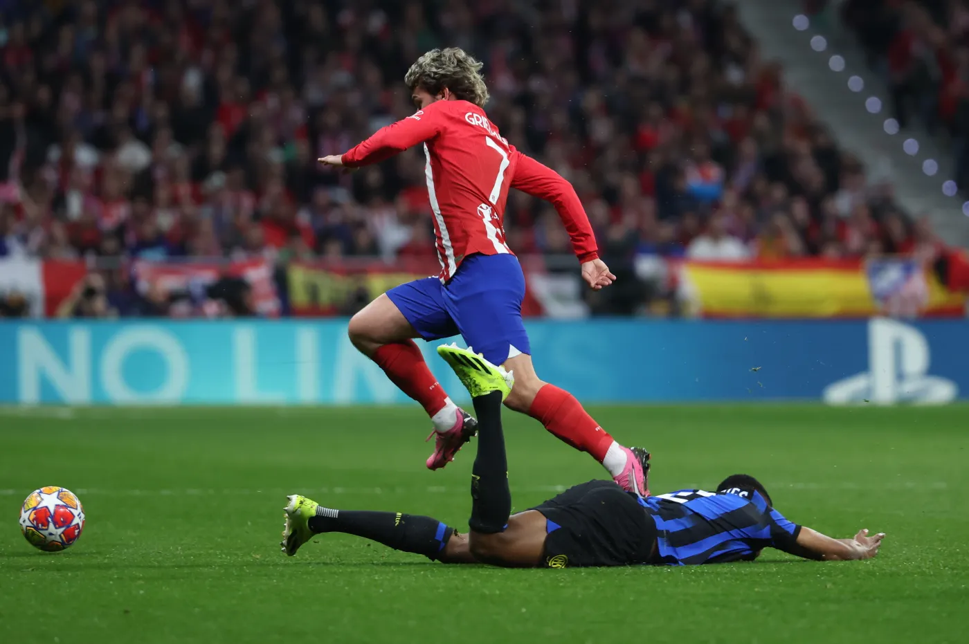 antoine-griezmann-i-denzel-dumfries-38123912.jpg