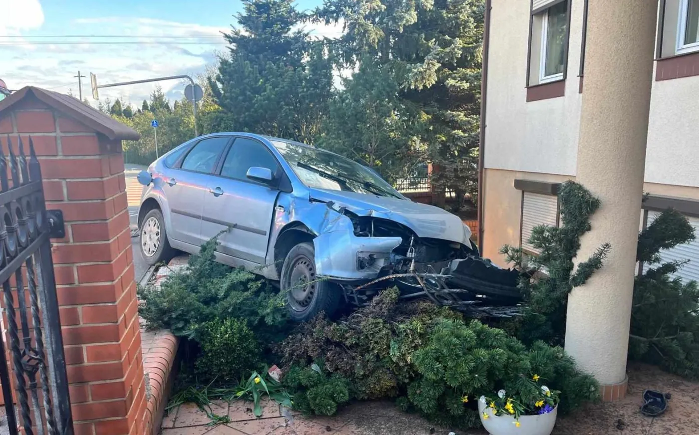 Oborniki: Ford Focus uderzył w betonowy płot, a odłamki raniły mieszkankę budynku