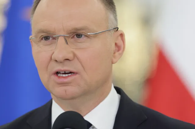 Nietrzeźwy 39-latek rzucił petardą w kolumnę prezydenta. "Chciał wystraszyć ptaki"