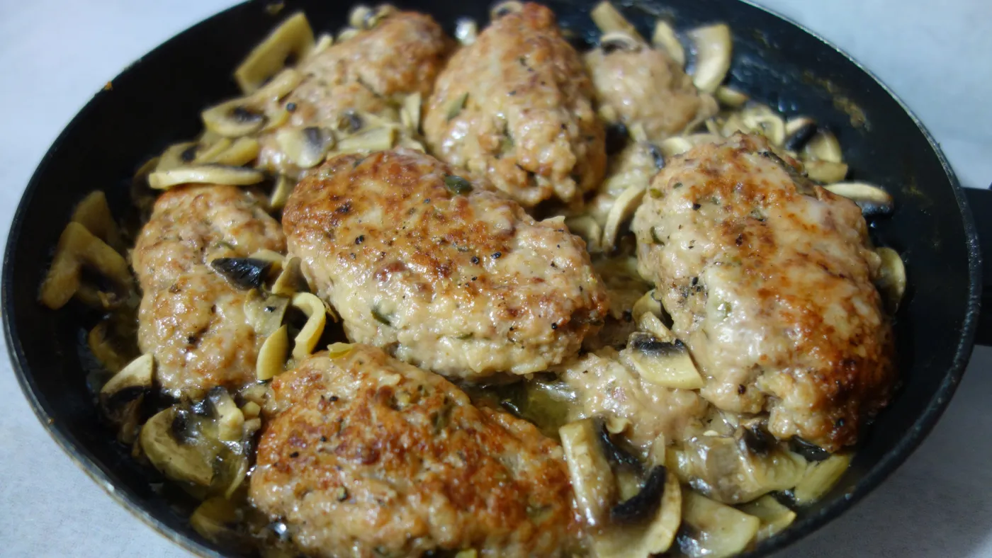 Rolady mielone w sosie pieczarkowym. Ten przepis Heni Foks to prawdziwy hit