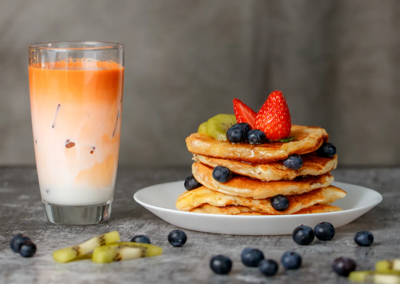 Glass,Of,Fresh,Milk,Tea,Wit,Ice,Beside,Plate,Of