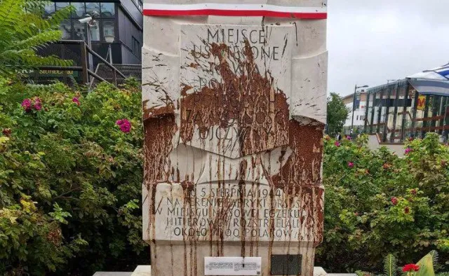 Pomnik ofiar Rzezi Woli zdewastowany. "Zezwierzęcenie i hańba"