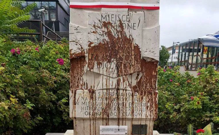 Pomnik ofiar Rzezi Woli zdewastowany 