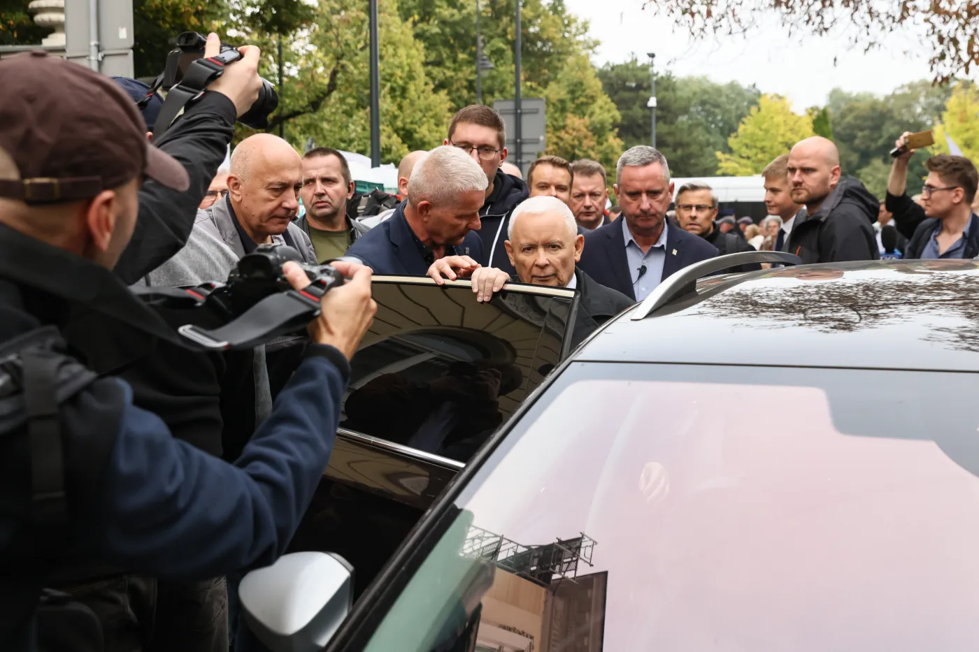 Mandat dla kierowcy Kaczyńskiego. Brudziński obwinia "służby Tuska i Bodnara"