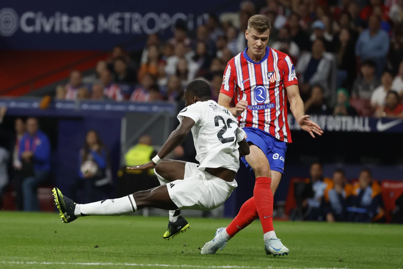 Skandal w derbach Madrytu. Piłkarze zeszli z boiska na ponad 20 minut