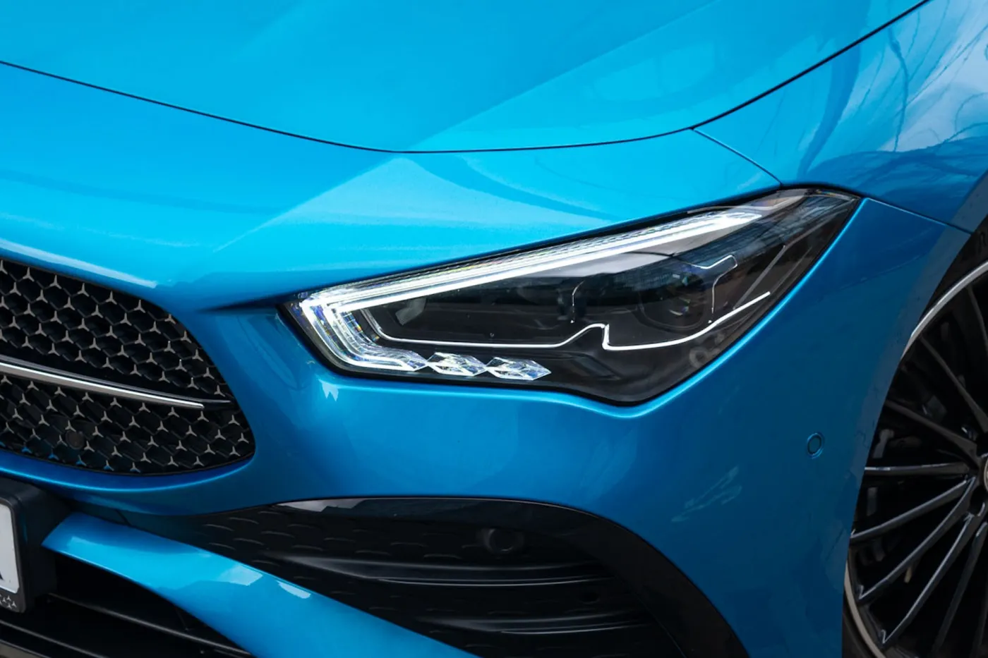 Spala 1,4 l/100 km, a moc robi wrażenie. Oto nowa hybryda Mercedesa