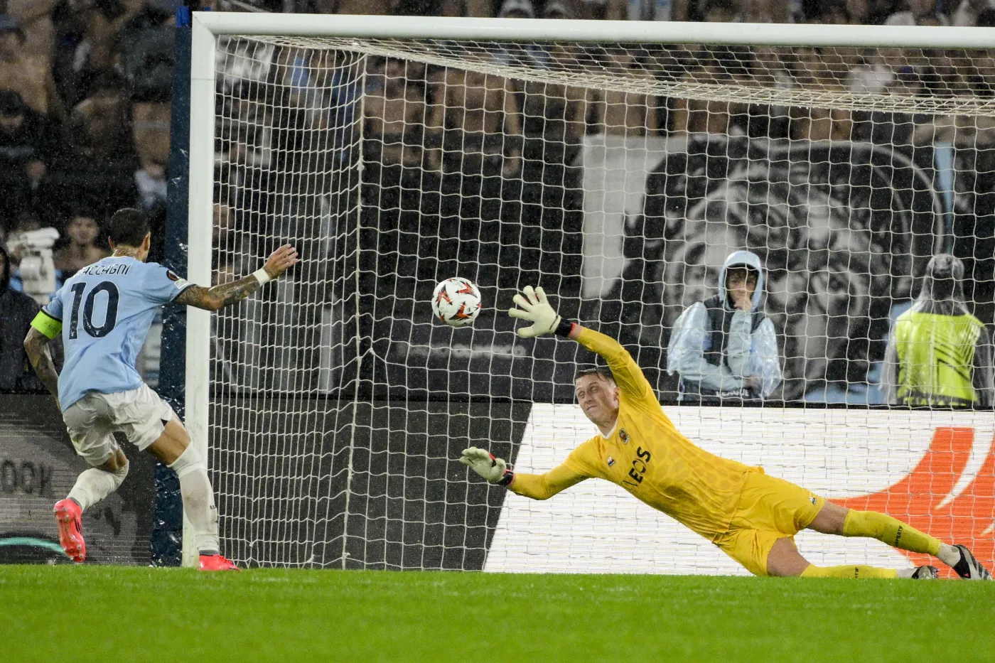 Liga Europy: Bułka się nie popisał. Wpuścił cztery gole