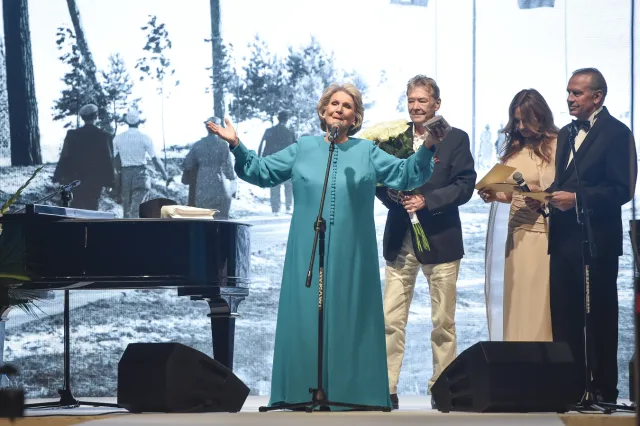 Irena Santor zasłynęła hitem "Walc Embarras". To nie była piosenka napisana dla niej