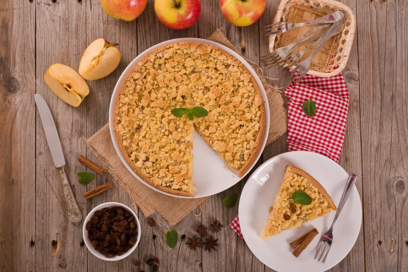 Crumble,Apple,Cake,On,White,Dish.