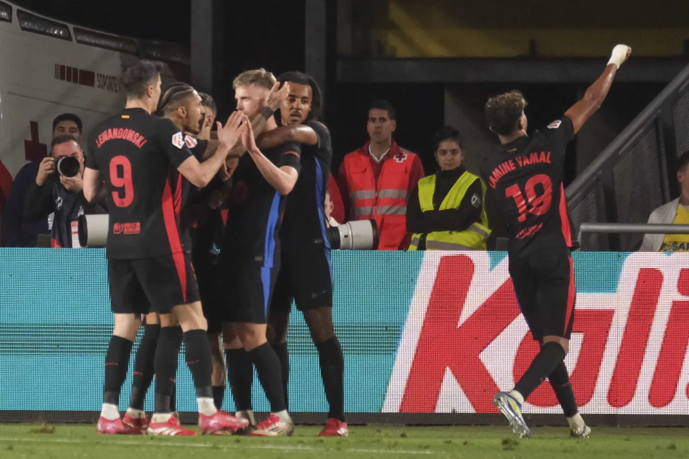 Lewandowski zneutralizowany, Szczęsny znów przyniósł szczęście Barcelonie