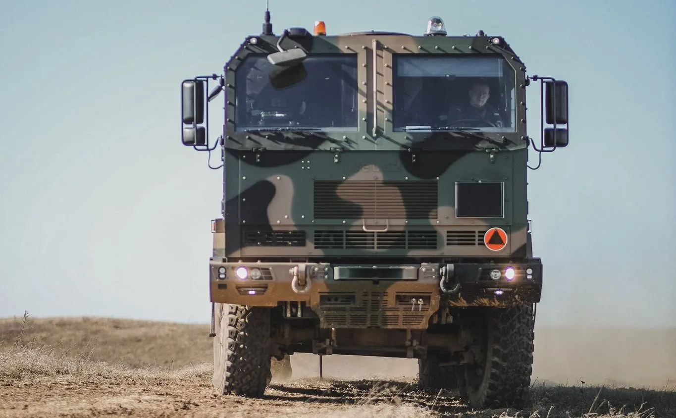 Jelcz z napędem 8x8 uzbrojony w wyrzutnię Homar-K, czyli koreańską K239 Chunmoo